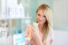 An employee at Dermaclinic